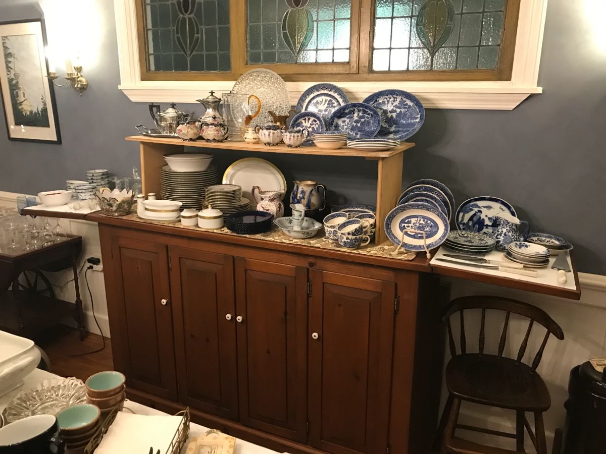 Willow ware, set of white plates with gold rim, vintage daisy and button pattern serving piece (center top)