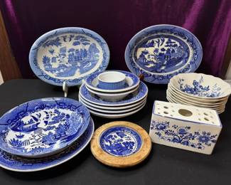 Blue Willow Look China 8 Gainsborough Bowls And Frog Vase