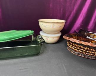 Two vintage anchor hocking bakeware with lids and two vintage enamel metal mixing bowls with marmalade