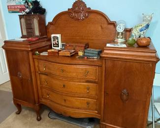 Vintage 3 drawer dresser with side cabinets
72IN wide , 64IN high, 20IN deep