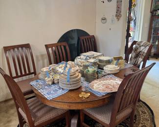 6 piece dinning table with chairs 
60x47in 29IN high