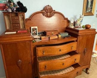 Vintage 3 drawer dresser with side cabinets
72IN wide , 64IN high, 20IN deep