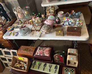 Knock Knacks and Collectibles
Wooden Trunk