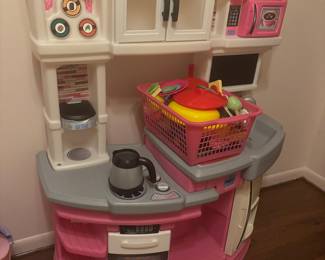 Play kitchen and accessories