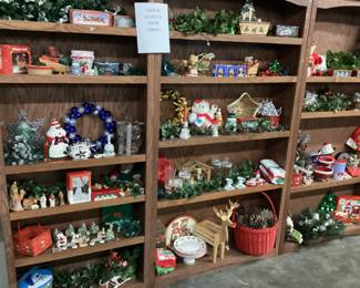  CHOICE CABINET ASSORTED CHRISTMAS DECORATIONS
