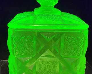 VINTAGE WESTMORELAND URANIUM GLASS QUILT PATERN CANDY DISH