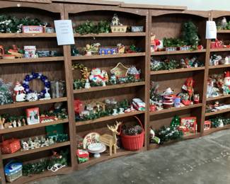  CHOICE CABINET ASSORTED CHRISTMAS DECORATIONS