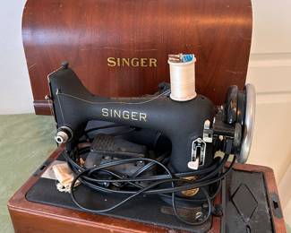 vintage Singer sewing machine in wood carrying case, great condition