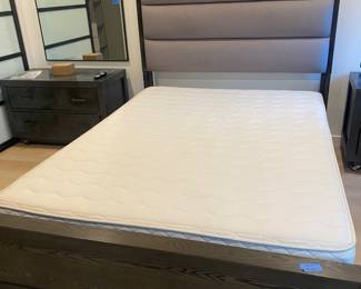 Queen bedframe