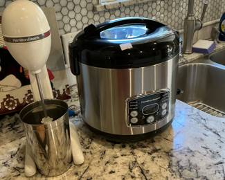 A drink mixer and a Hamilton Beach rice cooker