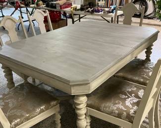 Six piece gray chalk painted dining room set. It is on free sale.