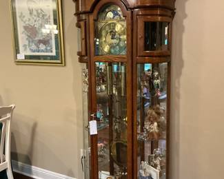 This is a 1989 Howard Miller curio display clock
