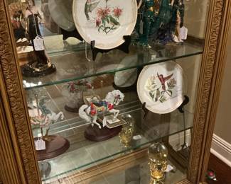 is this display case holds numerous pieces made by the Franklin mint company