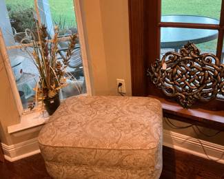Nice ottoman, floral vase, the iron in the back is of Chinese origin