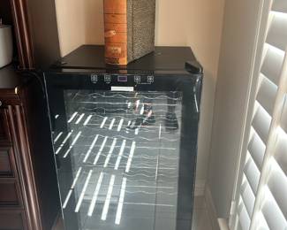 Wine refrigerator
