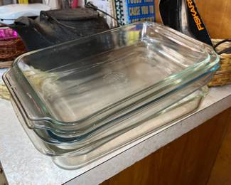Multiple Pyrex bake pans