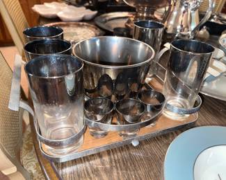 Mid-Century modern Dorothy Thorpe silver fade barware set with a caddy