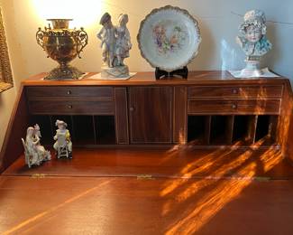 Desk open Hidden compartments on each side of the door