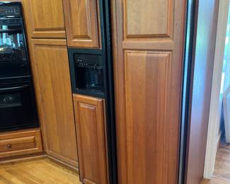 General Electric Model TPX24BRYE BB / Wood Paneled Double Door Ice Machine & Water Dispensing Refrigerator & Freezer