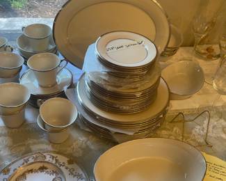 large mint lenox china 63 pc solitaire pattern