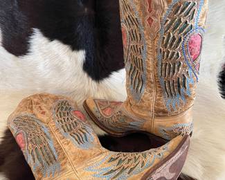 Angel wings and heart boots size