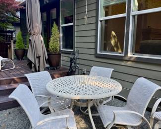 99 OutdoorPatioSetRoundMetalTable4SwivelChairsUmbrella