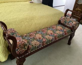 Very nice sitting bench …in excellent condition