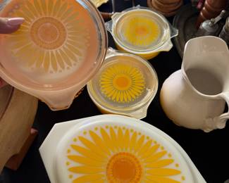 RARE DAISY CASSEROLE PYREX! SHES A BEAUTY AND MINT CONDITION!