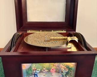 Harmonique Mr. Christmas Music Box