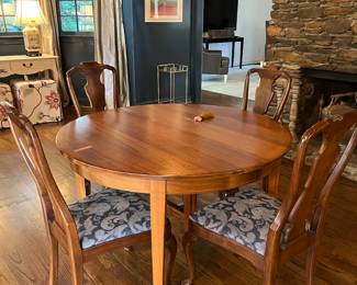 DINING ROOM TABLE 3 LEAVES
