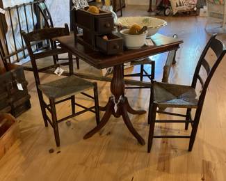 Antique side table, set of 5 antique chairs