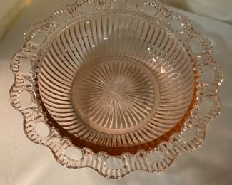 D-528. Vintage depression glass bowl ribbed bowl with scalloped open lace edge $18