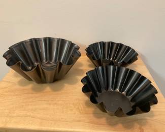 N144. Set of 3 Brioche pans $7