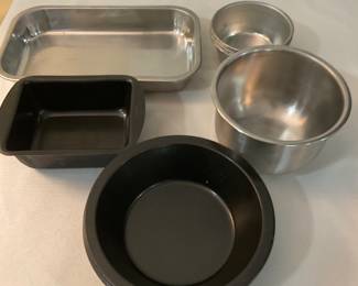 K204 (8). Assorted small baking pans $8
