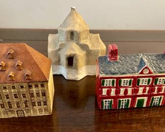 R115 Set of 3 miniature building figurines $12