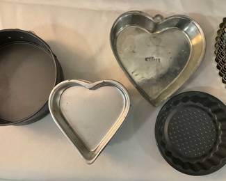 K203 13 pieces miniature baking pans $12