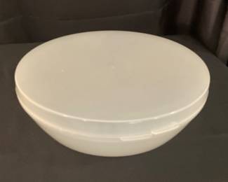 K214. Vintage Tupperware Covered plastic pie carrier $8