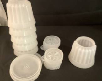 K207. Set of 6. Vintage Tupperware molds with lids $8
