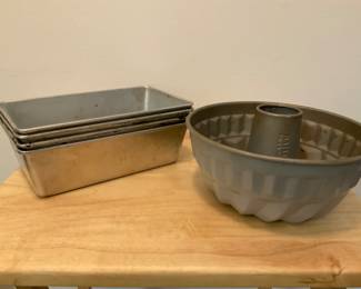 N147 set of 5; Loaf pans and Bundt cake pan $6