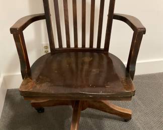 B129 Vintage wooden banker’s swivel desk chair $40