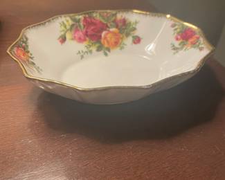 R108 6” x 4” Old Country Roses Royal Albert Bone China Dish England $15