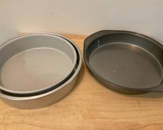 N142 Set of 3 round cake pans $4