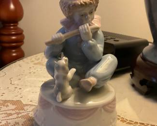 U621 Porcelain figurine Clown with flute and dog, music box. $20