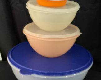 K226. Set of 4 vintage Tupperware mixing and storage bowls with lids Set $18