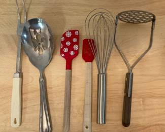 N136. Assortment of utensils $4