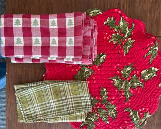 R110. Set of 4 reversible Christmas placemats and 9 assorted napkins $8