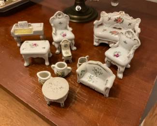 D619 Miniature hand-painted porcelain dollhouse set. $15