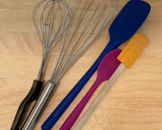 N137 Assortment of utensils $3
