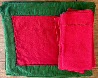 R109 4 placemats and 6 napkins $8