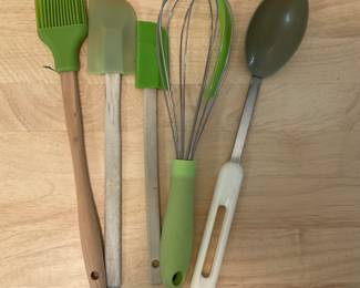 N135 Assortment of utensils $3